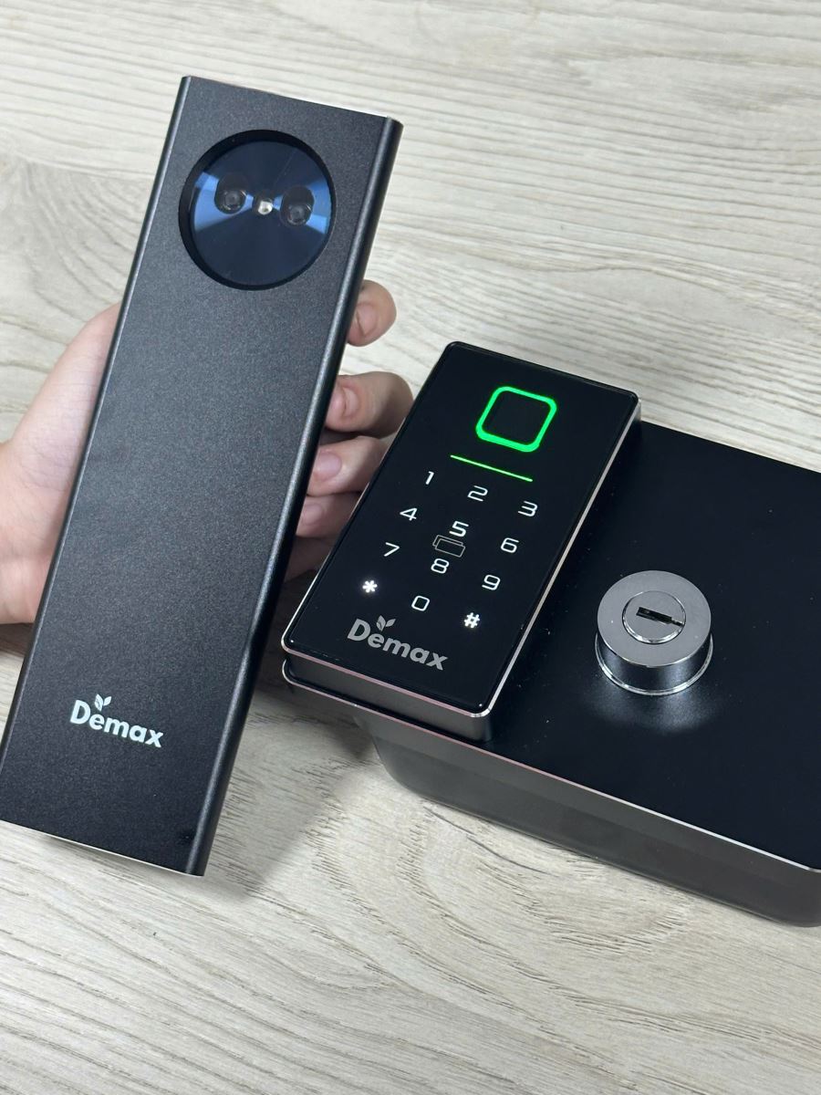 Khoá cửa cổng sắt Demax EL-C908 AC chống nước, Face ID, Remote App wifi - tiêu chuẩn Đức