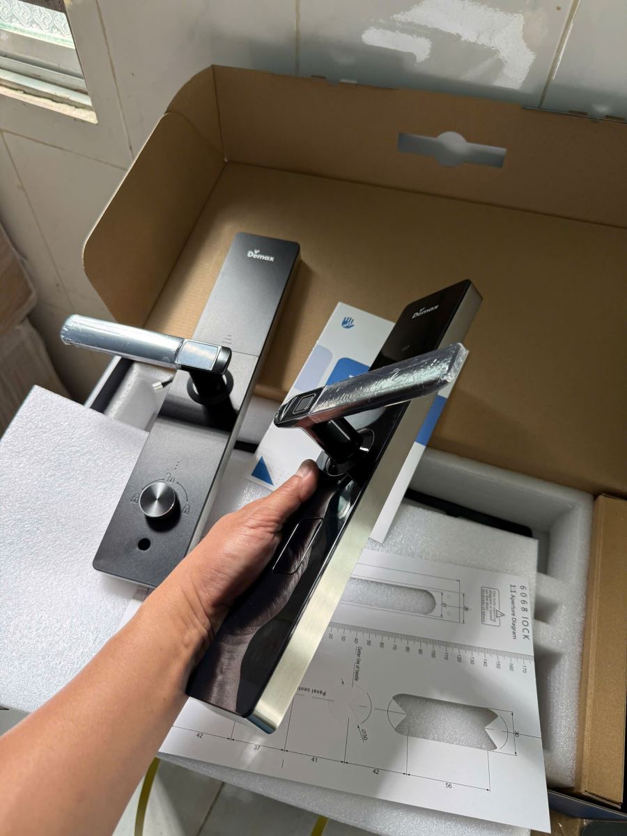 Hình ảnh thực tế sản phẩm khóa cửa Demax EL-C88 SV