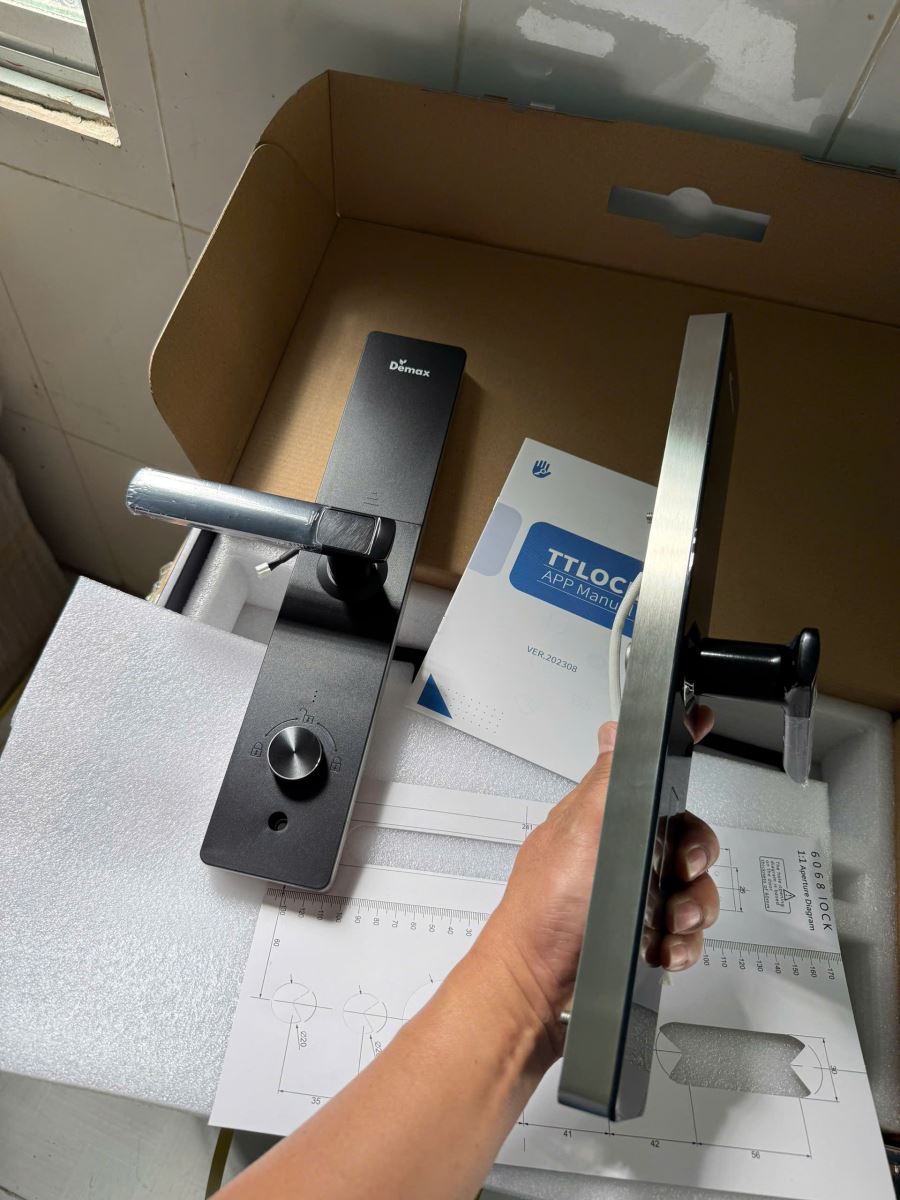 Hình ảnh thực tế sản phẩm khóa cửa Demax EL-C88 SV