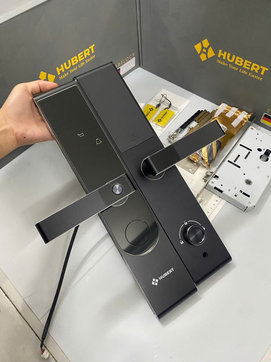 Khóa Cửa Vân Tay Hubert HB CG68 Titan Black App wifi